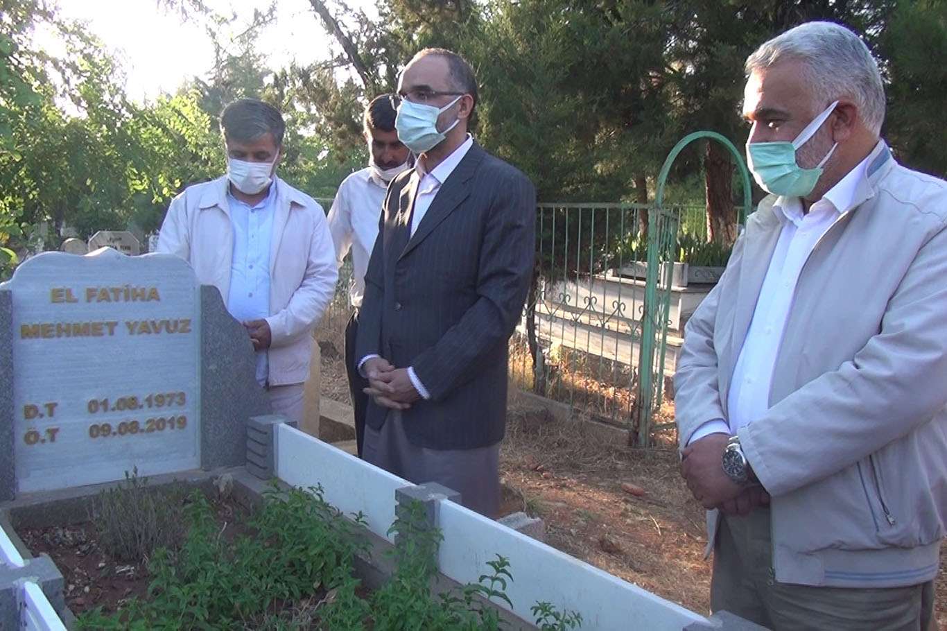 HÜDA PAR Genel Başkanı Yapıcıoğlu merhum Mehmet Yavuz'un kabrini ziyaret etti HÜDA PAR Genel Başkanı Yapıcıoğlu merhum Mehmet Yavuz'un kabrini ziyaret etti
